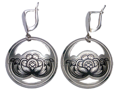 Серебряные серьги круглой формы с отверстием и цветочным рисунком